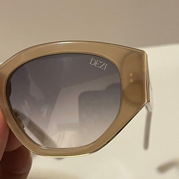 Dezi Eyewear - Charge It Alluded Nud
/ Smoke Gradient. Chic and attractive - Picture 10 of 16